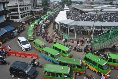 100 Hari Kerja Jokowi-JK, Sopir Angkot Minta Perbaikan Sistem Operasi