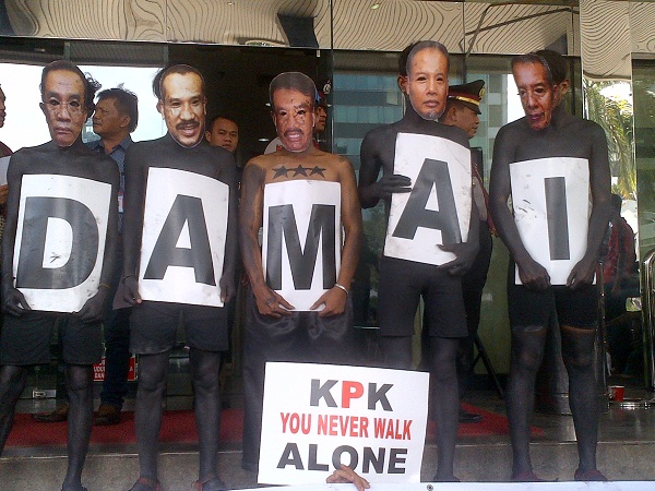 Lima Demontrasi Pakai Topeng Pimpinan KPK dan Komjen Pol Budi Gunawan