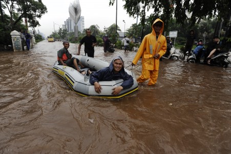 Sambut Musim Penghujan, Sungai BKT Siapkan 5 Perahu Karet