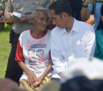 Sambangi Ngawi, Jokowi Serahkan Bantuan Ratusan Alat Pertanian