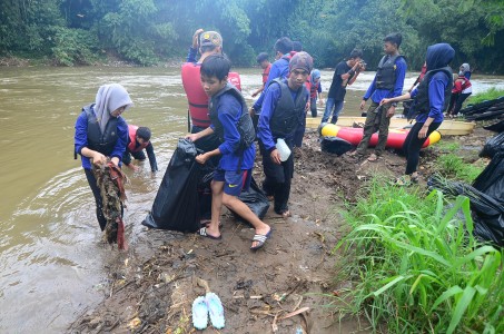 Aksi Bersih-Bersih Sungai Ciliwung