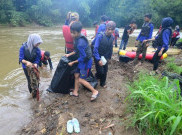 Aksi Bersih-Bersih Sungai Ciliwung
