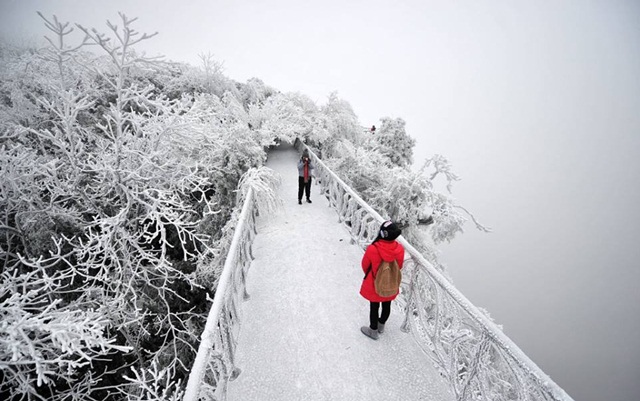 Indahnya Pemandangan Musim Dingin di Gunung Tianmen
