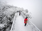 Indahnya Pemandangan Musim Dingin di Gunung Tianmen