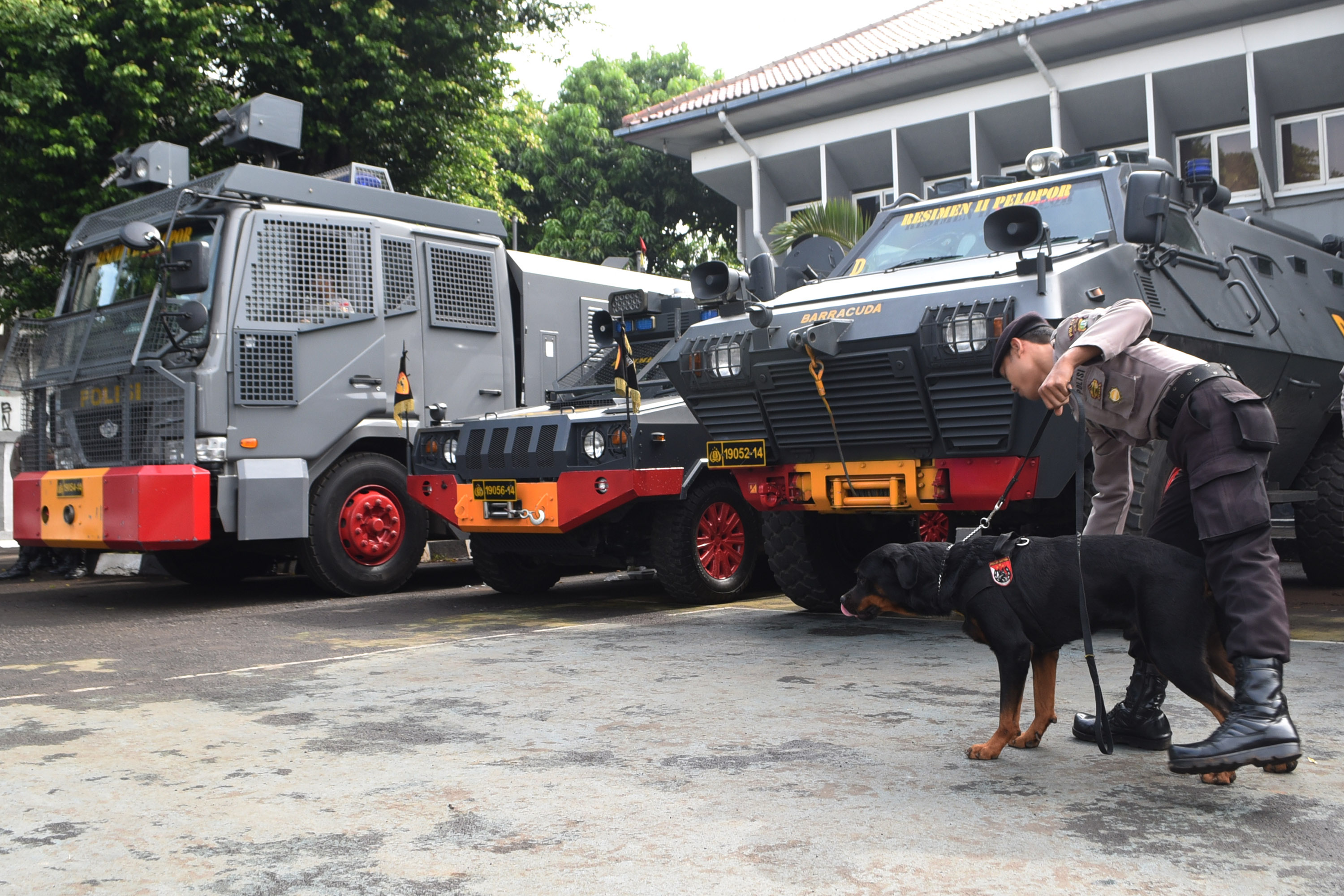Petugas Kejaksaan Angkut 66 Orang Tahanan dari Pengadilan Negeri Jaksel