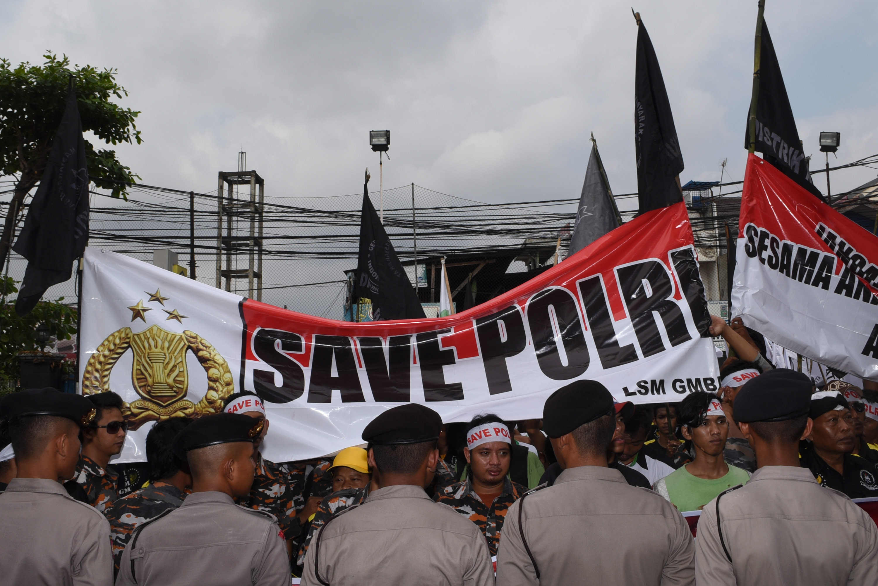 Pendukung Komjen Budi Gunawan Pasang Spanduk di Pagar Pengadilan Jaksel