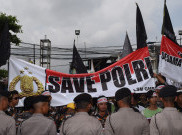 Pendukung Komjen Budi Gunawan Pasang Spanduk di Pagar Pengadilan Jaksel