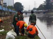 Kodim 0502/JU Angkut Seribu Karung Sampah dari Kali Ciliwung