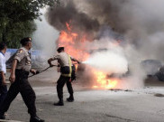 Polisi Selidiki Terbakarnya Minibus di Depan Mabes Polri