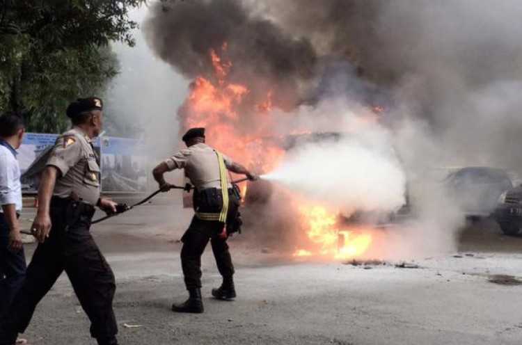 Polisi Selidiki Terbakarnya Minibus di Depan Mabes Polri