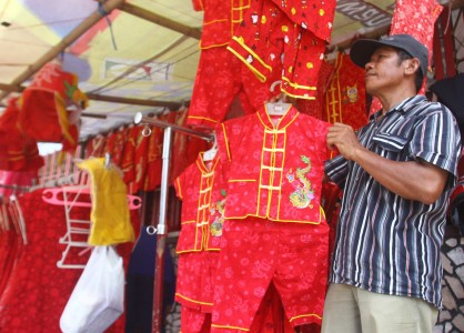 Pedagang Pernak Pernik Imlek Dibanjiri Pembeli
