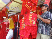 Pedagang Pernak Pernik Imlek Dibanjiri Pembeli