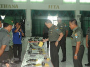 Satgas Pamtas TNI Amankan 14 Senjata Api di Perbatasan RI-Malaysia
