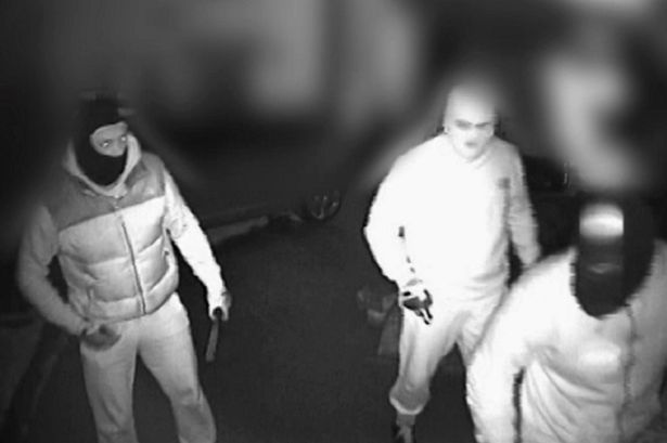 Aksi Sadis Tiga Pencuri Terekam CCTV 