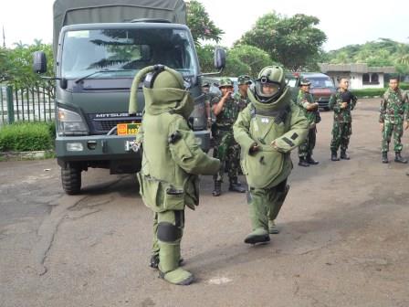 Denzipur Kodam Jaya Lumpuhkan Bahan Peledak