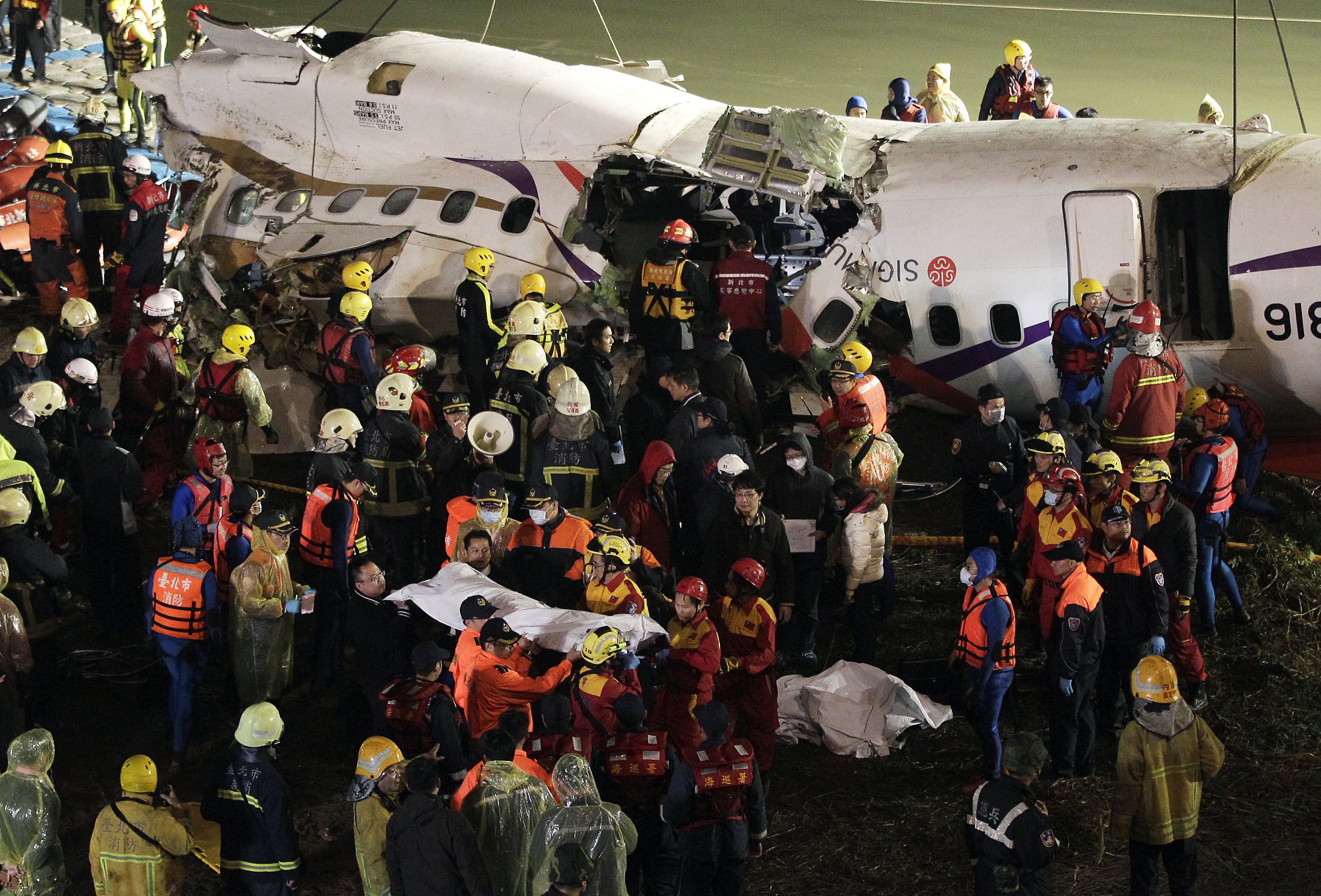 Delapan Korban TransAsia Belum Ditemukan