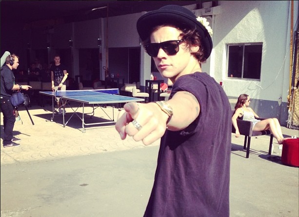 Harry Styles Buat Tato Inisial Nama Pacar Baru