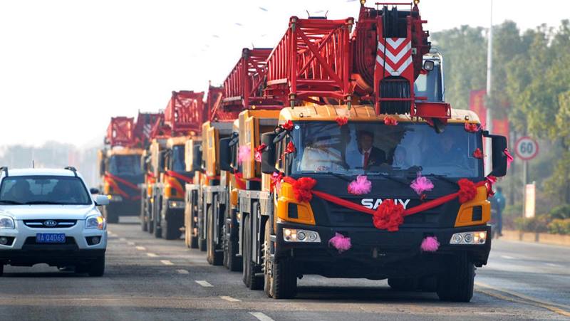 Pasangan Unik Gunakan Truk Crane sebagai Mobil Pengantin