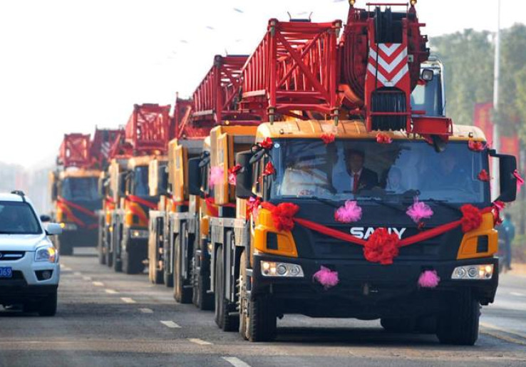Pasangan Unik Gunakan Truk Crane sebagai Mobil Pengantin
