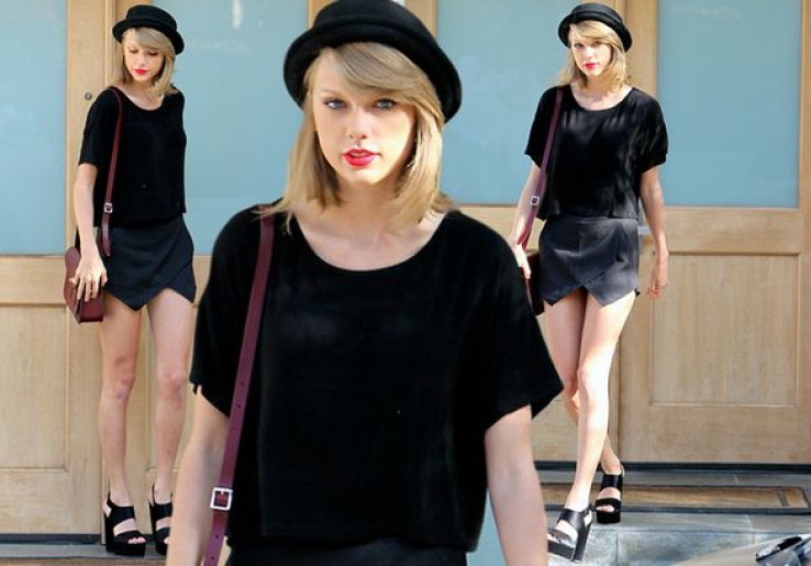 Tampil Serba Hitam jadi Pilihan Taylor Swift di Musim Panas