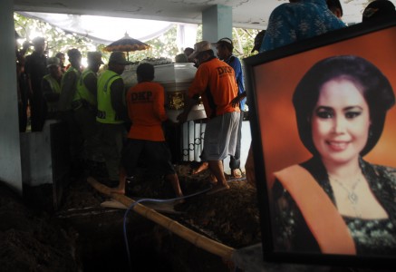 Ratusan Pelayat Hadiri Pemakaman Djudjuk Srimulat