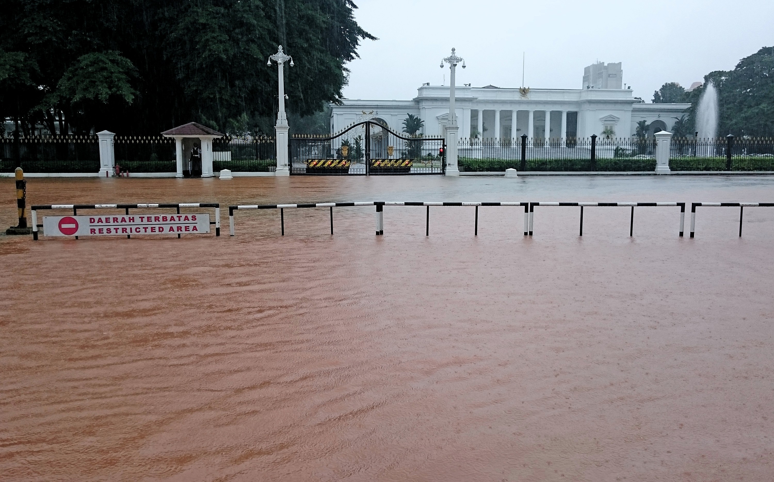 Ironi Pidato Jokowi 16 Agutus, Lari dari Banjir & Gempa Disambut Asap