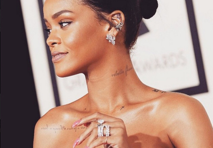 Rihanna Pakai Gaun dari Online Shop di Grammy Awards