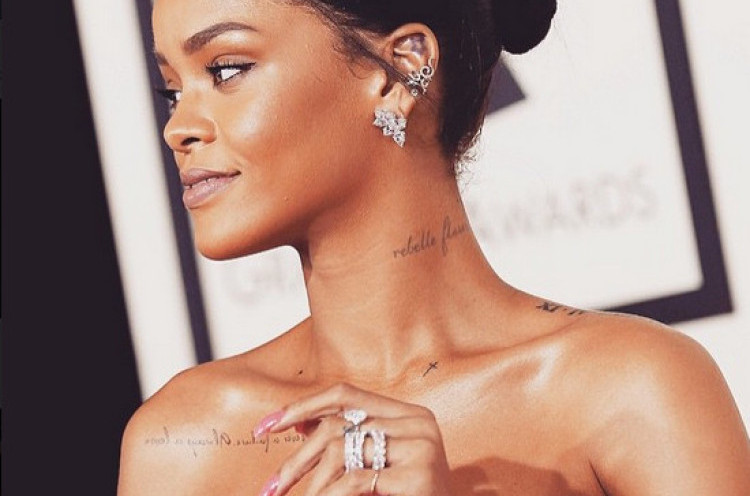 Rihanna Pakai Gaun dari Online Shop di Grammy Awards
