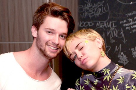 Hadir Bareng Patrick, Miley Cyrus Malah Mesra dengan Temannya di Grammy 