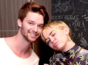 Hadir Bareng Patrick, Miley Cyrus Malah Mesra dengan Temannya di Grammy