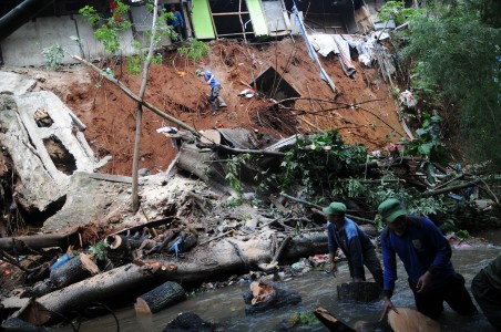 Hujan Deras, 4 Rumah di Kampung Melayu Longsor