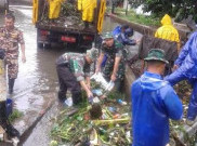 Kodim 0508 Depok Angkut Tiga Truk Sampah dari Aliran Sungai Kalimaya