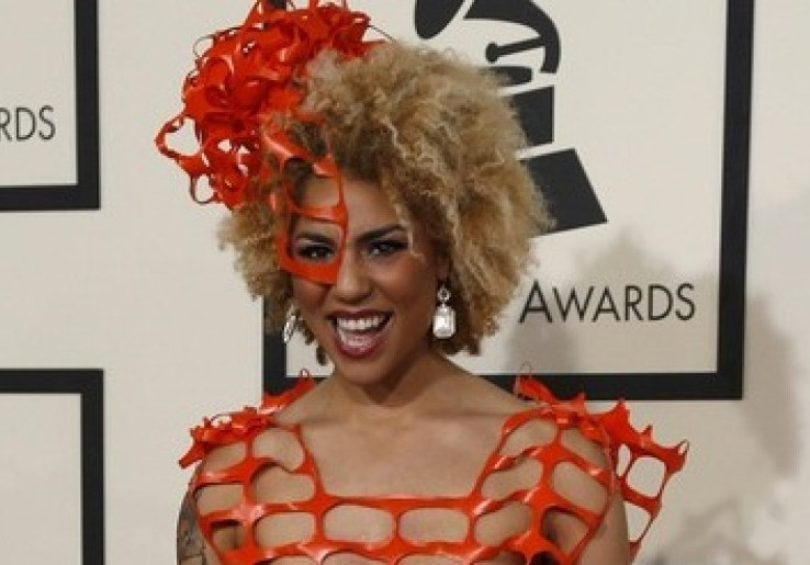 Salah Kostum, Joy Villa Nyaris Bugil