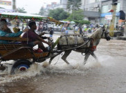 Banjir, Warga Kelapa Gading Gunakan Delman sebagai Alat Transportasi