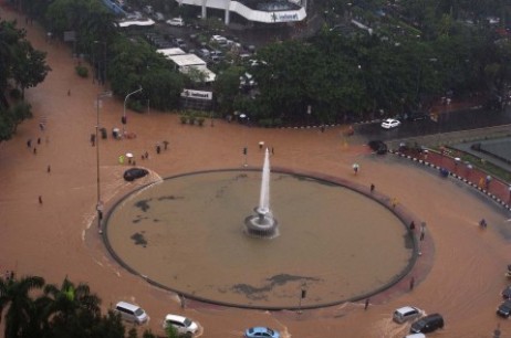 Jakarta Terendam Banjir, Julia Perez Marah