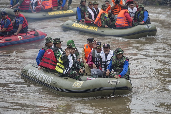 Wagub DKI Pantau Sungai Manggarai dengan Perahu Karet