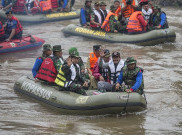 Wagub DKI Pantau Sungai Manggarai dengan Perahu Karet