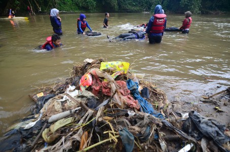 Sampah Menumpuk di Sungai Manggarai