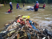 Sampah Menumpuk di Sungai Manggarai