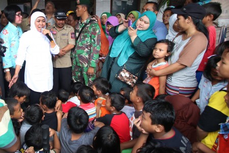 Mensos Sambangi Korban Banjir Cengkareng