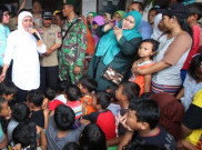 Mensos Sambangi Korban Banjir Cengkareng