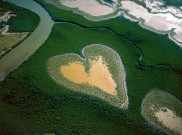 5 Danau Unik Berbentuk Hati untuk Rayakan Valentine