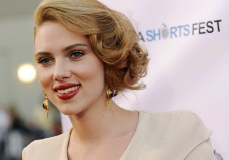 Wajah Baru Scarlett Johansson Pasca Melahirkan