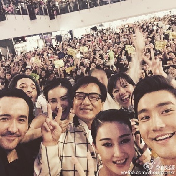 Potret Kebersamaan Siwon Suju Dengan Penggemar