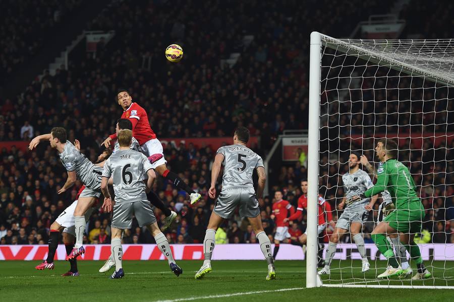Dua Gol Smalling Bungkam Burnley