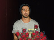 Sambut Hari Valentine, Reza Rahadian Bagi-Bagi Bunga 