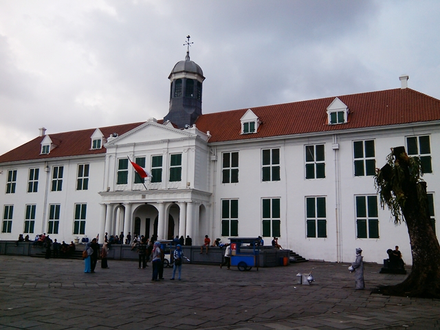Romatisnya Suasana Kota Tua di Malam Hari