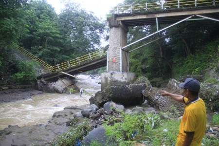 Jembatan Kaligawe Cirebon Runtuh, Ribuan Warga Terisolir