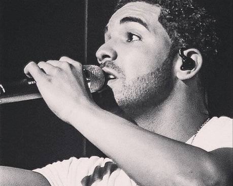Drake Bagikan Uang Rp12 Miliar untuk Video Klip God's Plan