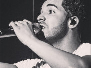 Drake Bagikan Uang Rp12 Miliar untuk Video Klip God's Plan